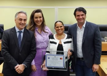 ALPB concede título de cidadania paraibana à jornalista Sandra Macedo