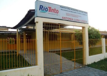 Trio é acusado de espancar menina de 14 anos na porta da escola, em Rio Tinto