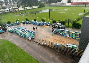PRF apreende bitrem carregado com 25 toneladas de maconha na Grande Florianópolis