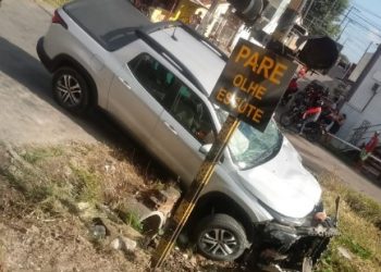 Carro fica destruído após colisão contra trem ao tentar atravessar linha férrea, em Bayeux