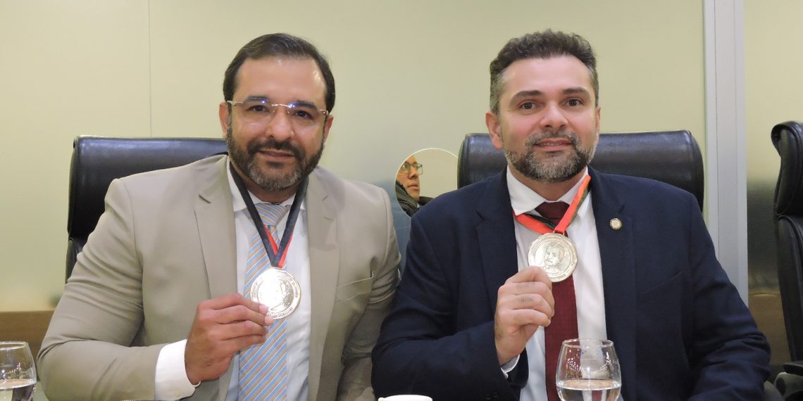 ALPB concede Medalha Epitácio Pessoa aos médicos Bruno Leandro de Souza e Leonardo de Lima Leite