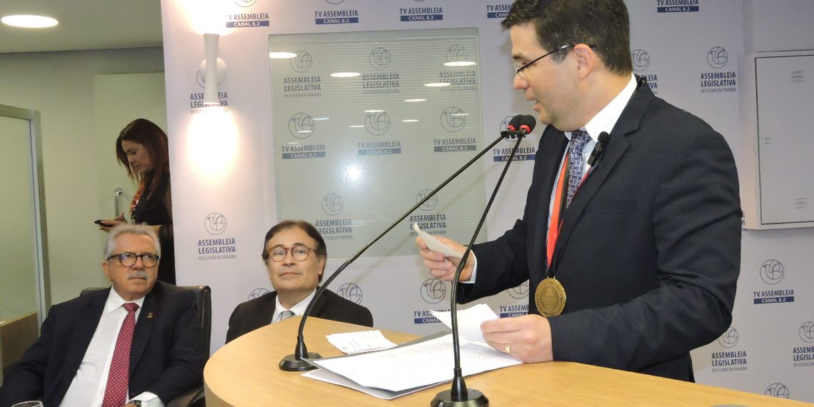 ALPB e CMJP homenageiam o advogado Rinaldo Mouzalas com entrega de medalhas