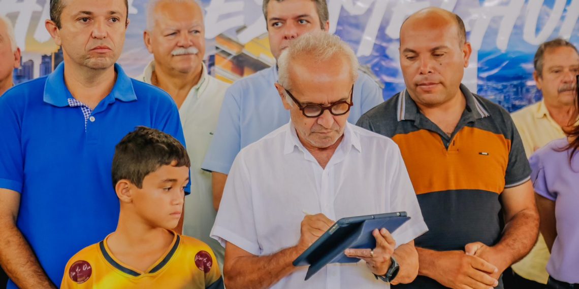 Prefeito autoriza ampliação e modernização da Escola Anayde Beiriz e anuncia construção de 12 novas unidades de ensino