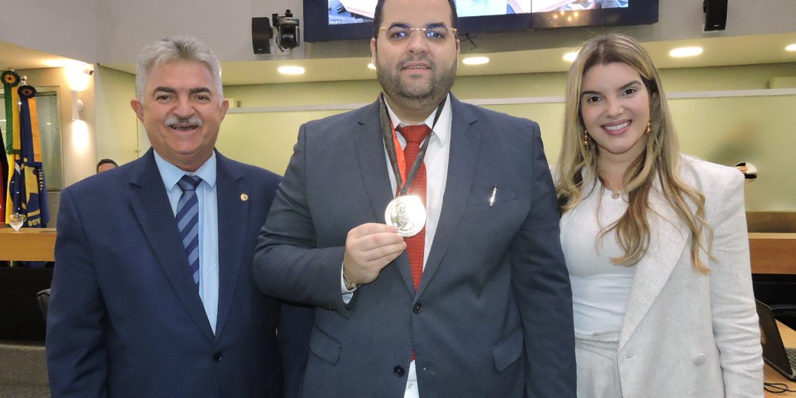 Assembleia concede Medalha Epitácio Pessoa ao Dr. Luiz Gustavo César de Barros Correia