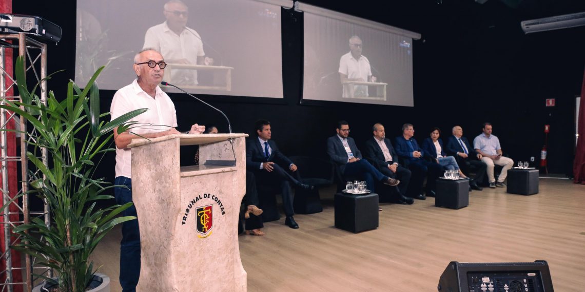 Cícero Lucena recebe prêmio por boas práticas em seminário que discute sustentabilidade e saneamento