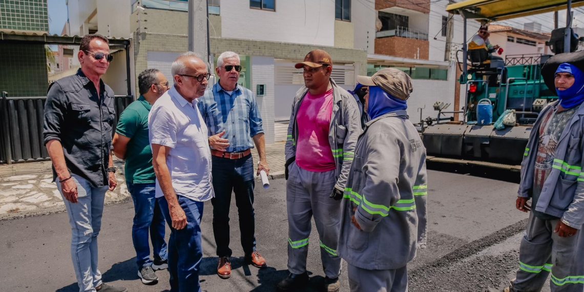 Prefeito fiscaliza obras de asfaltamento do binário que vai garantir segurança viária na região do Bessa