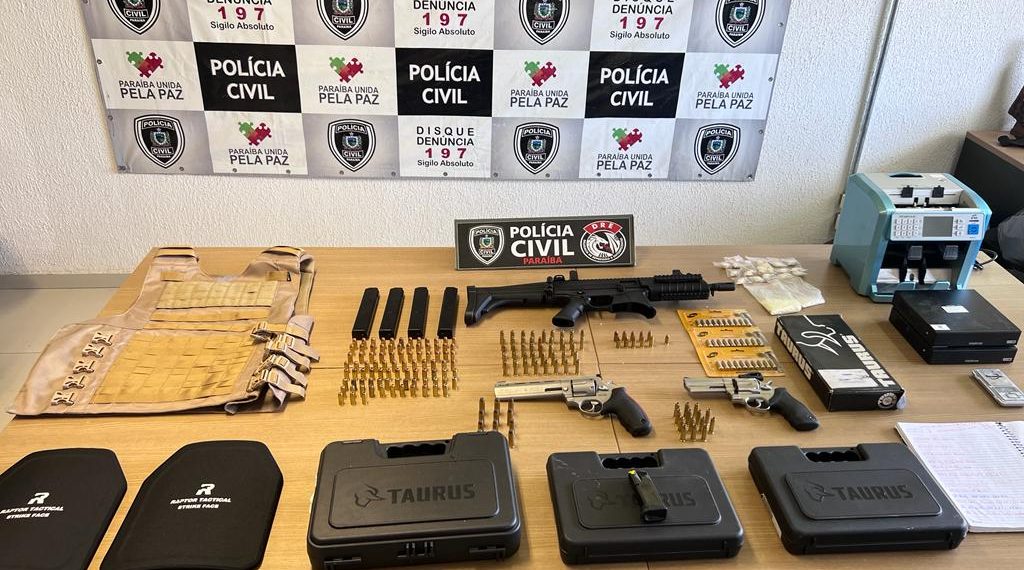 Polícia prende líder de facção e apreende fuzil e carros de luxo na Capital