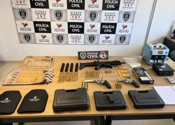 Polícia prende líder de facção e apreende fuzil e carros de luxo na Capital