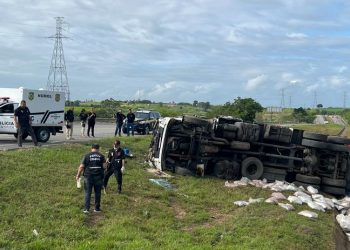 Motorista de carreta morre em capotamento na BR-101