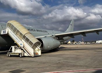 Primeiro avião de resgate parte de Tel Aviv trazendo 211 brasileiros