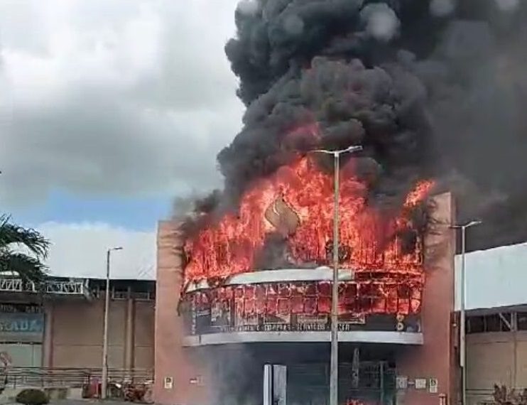 Incêndio em Shopping de Guarabira, na Paraíba, mobiliza bombeiros e assusta moradores