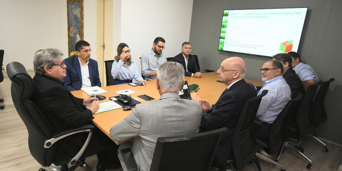 João Azevêdo discute uso de bioenergias com setor sucroalcooleiro da Paraíba