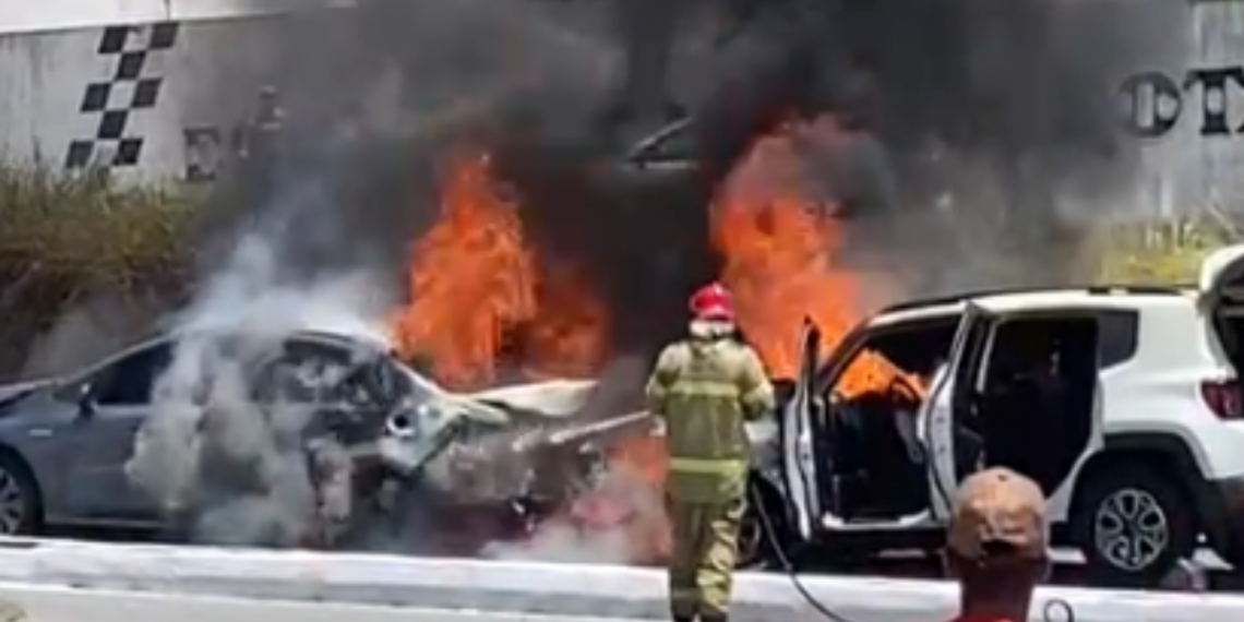 Carros pegam fogo na BR-230, em João Pessoa; Corpo de Bombeiros é acionado