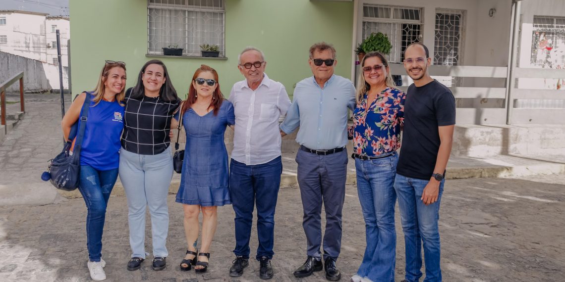 Prefeito entrega chaves do apartamento próprio para famílias do programa Compra Assistida