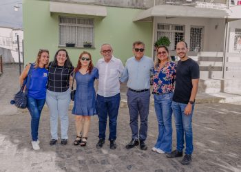 Prefeito entrega chaves do apartamento próprio para famílias do programa Compra Assistida