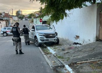 Homem é morto a facadas após ser prensado por carro contra muro, em Cruz das Armas