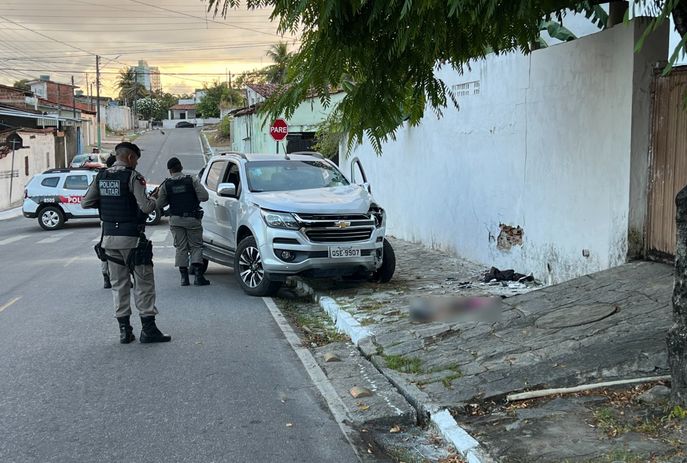 Homem é morto a facadas após ser prensado por carro contra muro, em Cruz das Armas