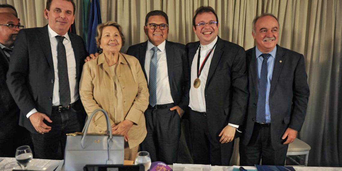 ALPB concede medalha Epitácio Pessoa ao Padre Fabrício durante sessão itinerante em Patos