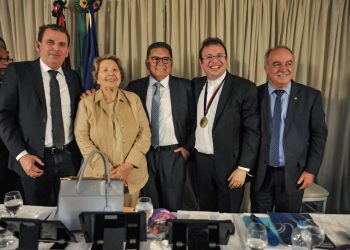 ALPB concede medalha Epitácio Pessoa ao Padre Fabrício durante sessão itinerante em Patos