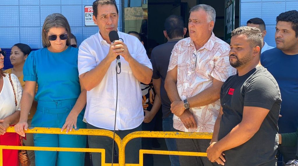 POPULAÇÃO FAZ CARREATA CONDUZINDO LÉO BANDEIRA E BOLÃO DA CÂMARA MUNICIPAL ATÉ A PREFEITURA DE LUCENA