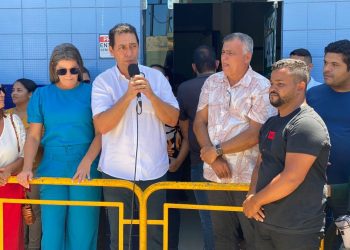 POPULAÇÃO FAZ CARREATA CONDUZINDO LÉO BANDEIRA E BOLÃO DA CÂMARA MUNICIPAL ATÉ A PREFEITURA DE LUCENA