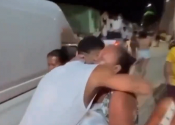 Jogador paraibano Matheus Cunha viraliza na internet com distribuição de cestas básicas a famílias carentes