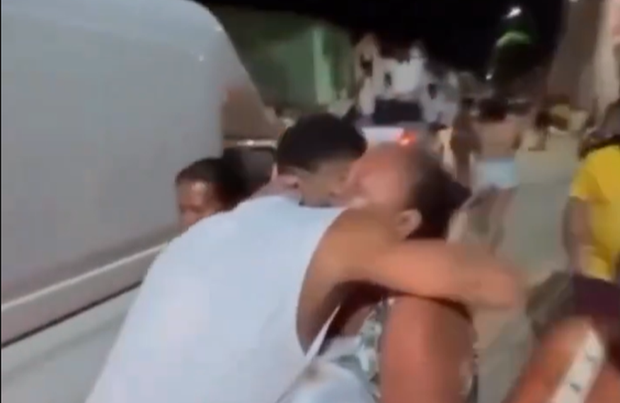 Jogador paraibano Matheus Cunha viraliza na internet com distribuição de cestas básicas a famílias carentes