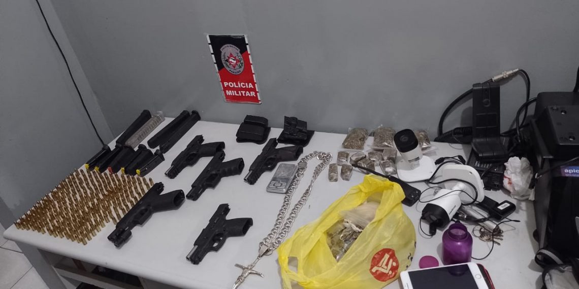 Polícia Militar apreende arsenal e prende cinco envolvidos no tráfico de drogas em Bayeux