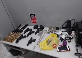Polícia Militar apreende arsenal e prende cinco envolvidos no tráfico de drogas em Bayeux
