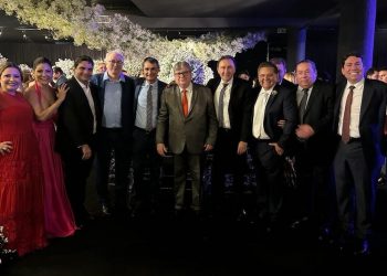 João Azevêdo e Romero Rodrigues aparecem lado a lado durante casamento em João Pessoa