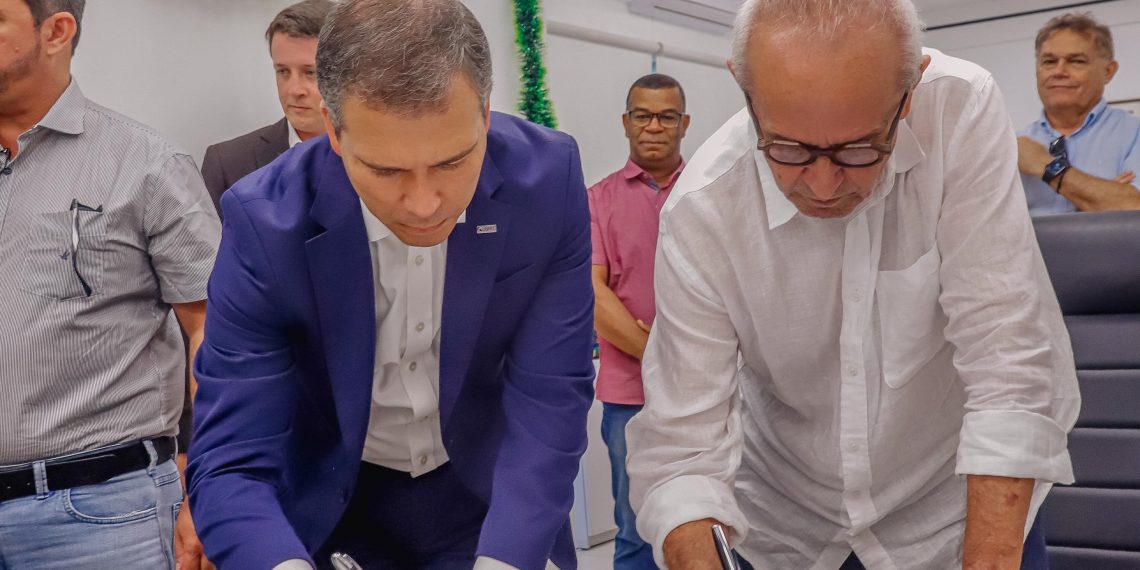 Cícero assina contrato para viabilizar pavimentação em 500 ruas de João Pessoa