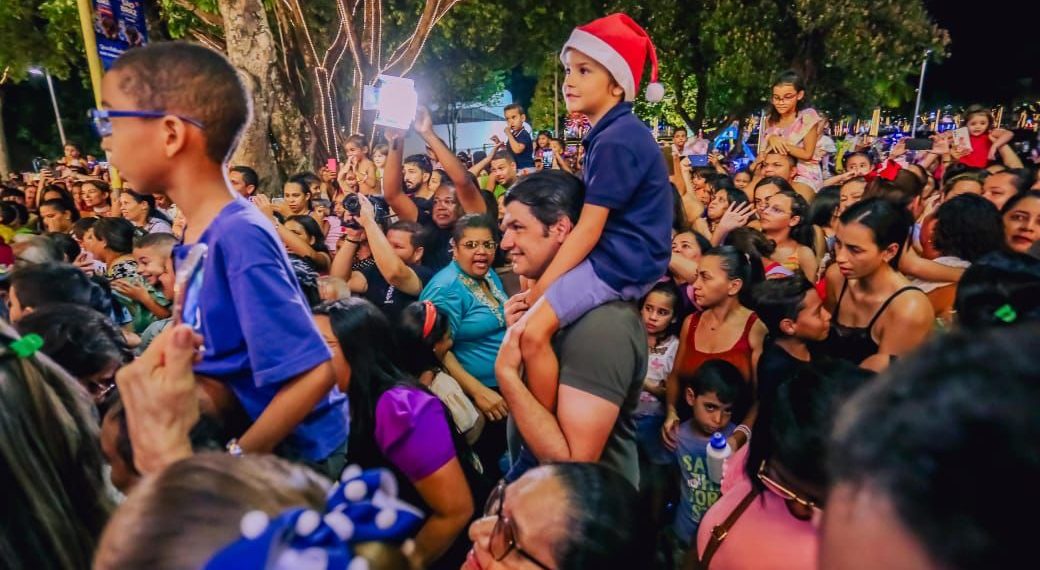 Leo Bezerra convida público a conferir decoração natalina da cidade durante evento da Caravana da Coca-Cola