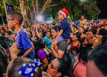 Leo Bezerra convida público a conferir decoração natalina da cidade durante evento da Caravana da Coca-Cola