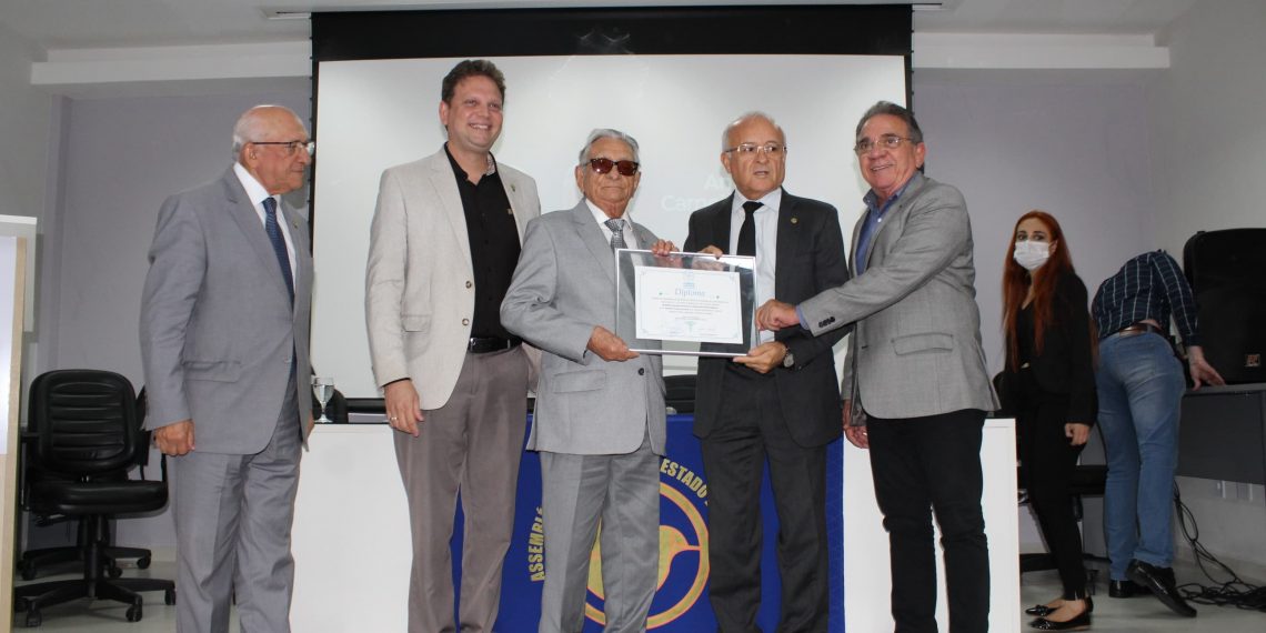 ALPB homenageia Carneiro Arnaud com entrega de Diploma Napoleão Laureano