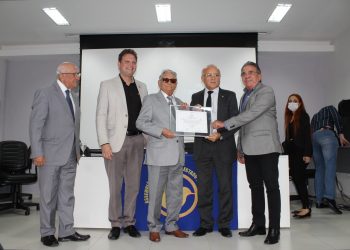 ALPB homenageia Carneiro Arnaud com entrega de Diploma Napoleão Laureano