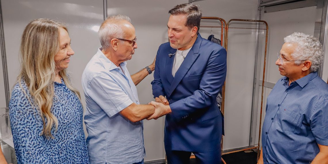 Durante Concerto de Natal, Cícero Lucena destaca inovação e criatividade da Prefeitura ao reunir atrações que emocionam o público