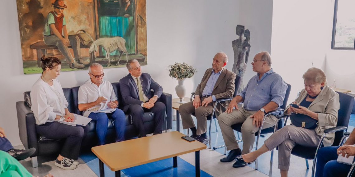 Prefeito firma acordo com Fiep e UFPB, que prevê revitalização e uso do prédio da antiga Academia do Comércio