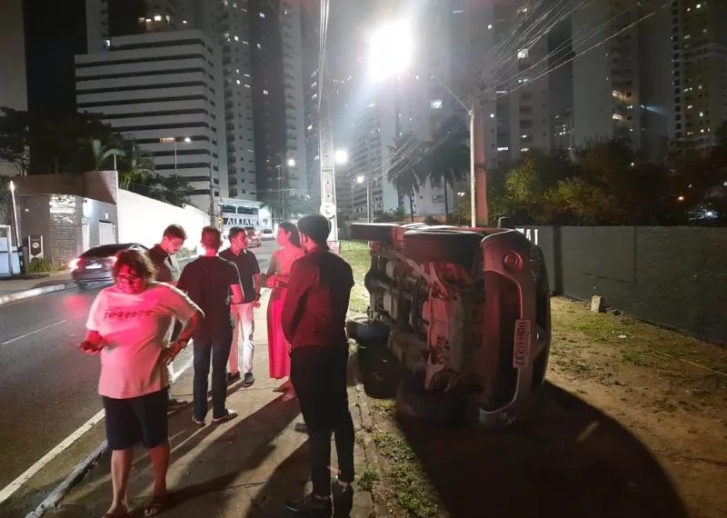 Motorista perde controle da direção e tomba veículo no Altiplano