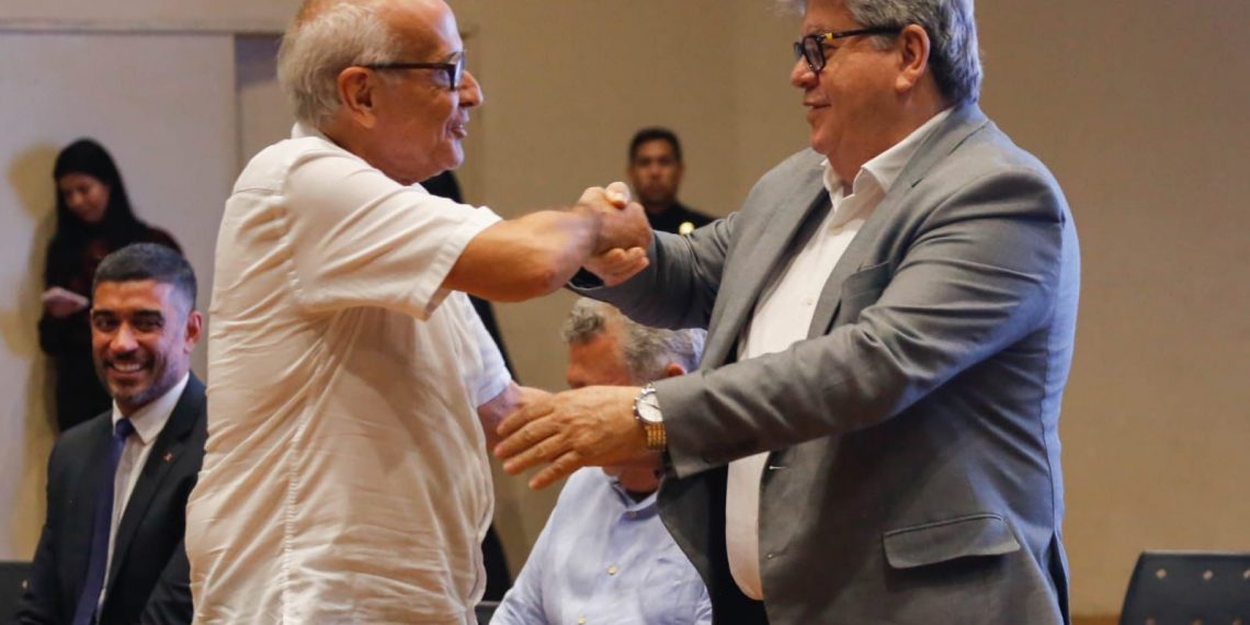 Cícero Lucena assina convênio com o Governo do Estado para construção de condomínio para famílias da antiga comunidade Dubai