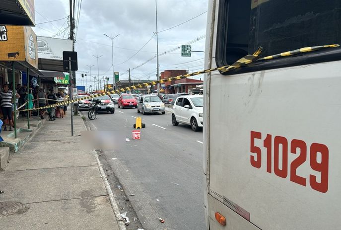 Mulher perde o equilíbrio, cai na pista e é atropelada por ônibus, em Oitizeiro