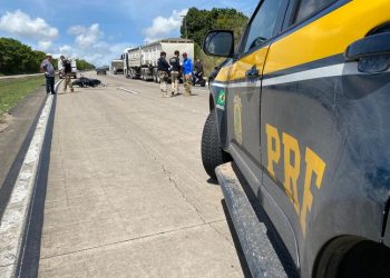 Motociclista morre após colidir em caminhão na BR-101, na PB