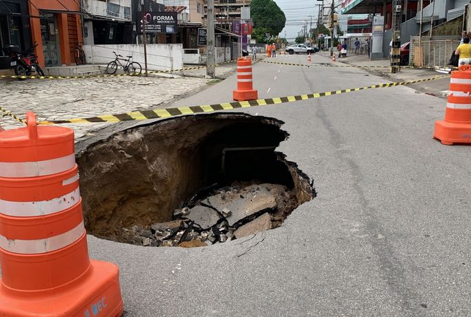 Asfalto cede e cratera se abre na Avenida Expedicionários, João Pessoa