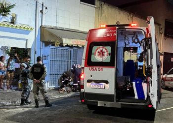 Homem é espancado e baleado na cabeça durante assalto no Centro, em João Pessoa