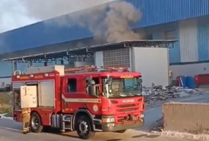 Incêndio atinge fábrica no Distrito Industrial, em João Pessoa