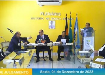 Na Justiça, prefeito de Lucena consegue suspender processo de cassação