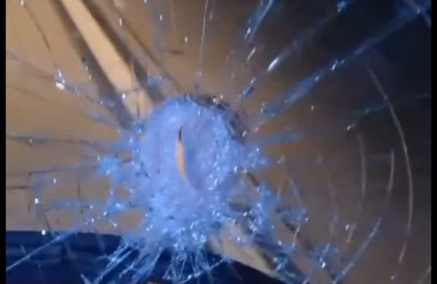 Ônibus do cantor paraibano Luka Bass é apedrejado durante viagem para show em Mamanguape