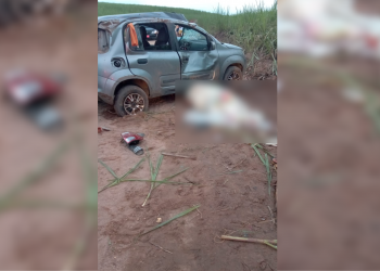 Motorista foge após carro capotar e deixar mulher morta e outras quatro pessoas feridas na Grande JP