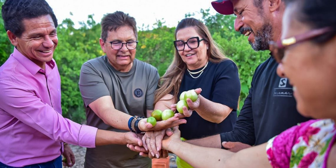 Na Bahia, Adriano conhece produção do umbu gigante