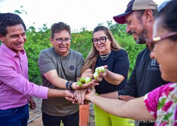 Na Bahia, Adriano conhece produção do umbu gigante