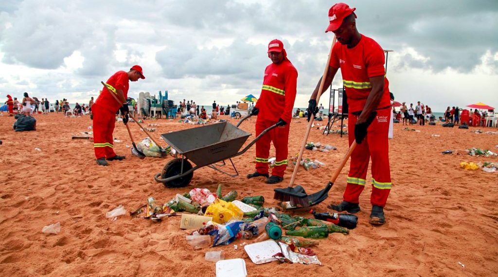Emlur recolhe 110 toneladas de resíduos na Orla de João Pessoa após festejos de Réveillon